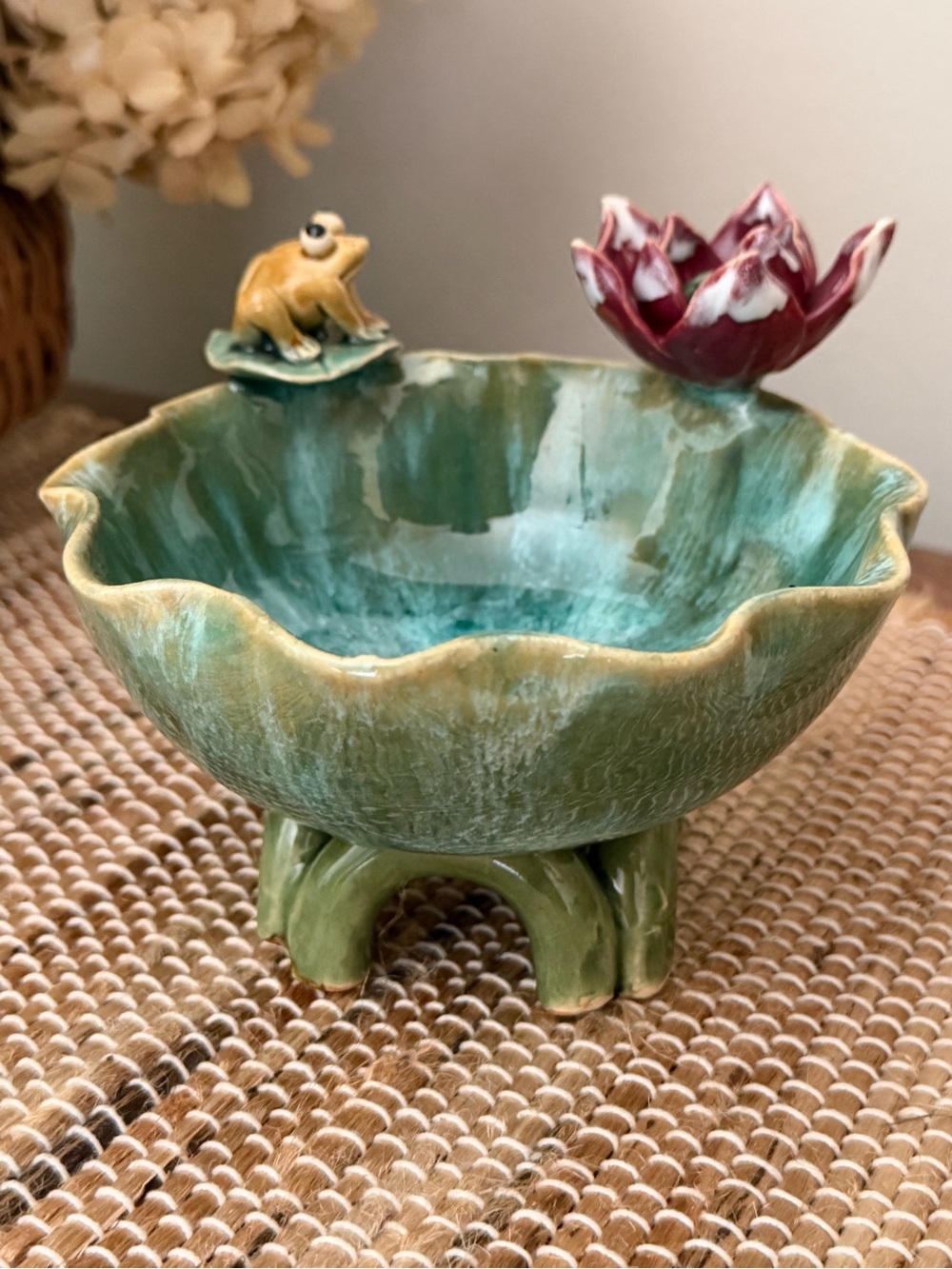 Vintage Majolica Style Lotus Bowl with Frog Accent - Picture 5 of 7